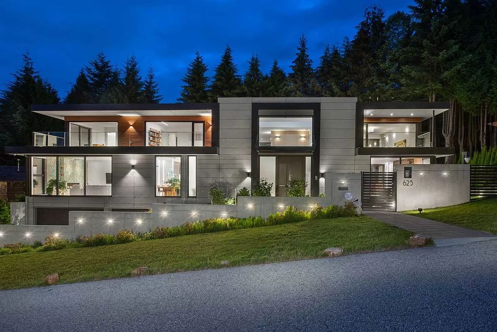 The Gorgeous House in West Vancouver is an ultra-luxurious now available for sale. This home located at 625 Saint Andrews Rd, West Vancouver, BC V7S 1V5, Canada