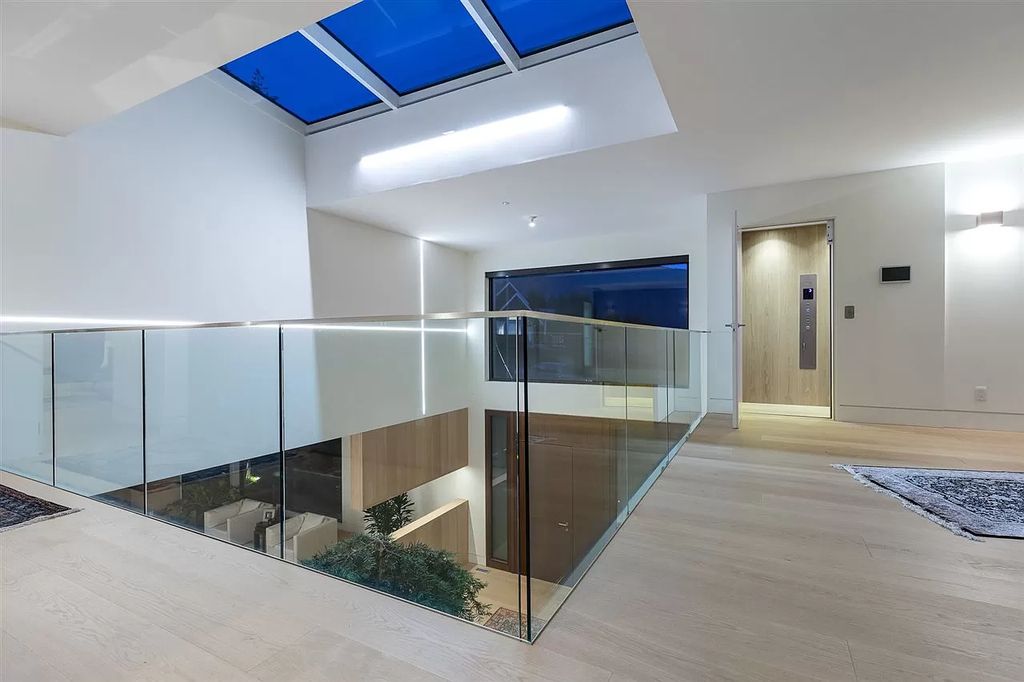 The Gorgeous House in West Vancouver is an ultra-luxurious now available for sale. This home located at 625 Saint Andrews Rd, West Vancouver, BC V7S 1V5, Canada