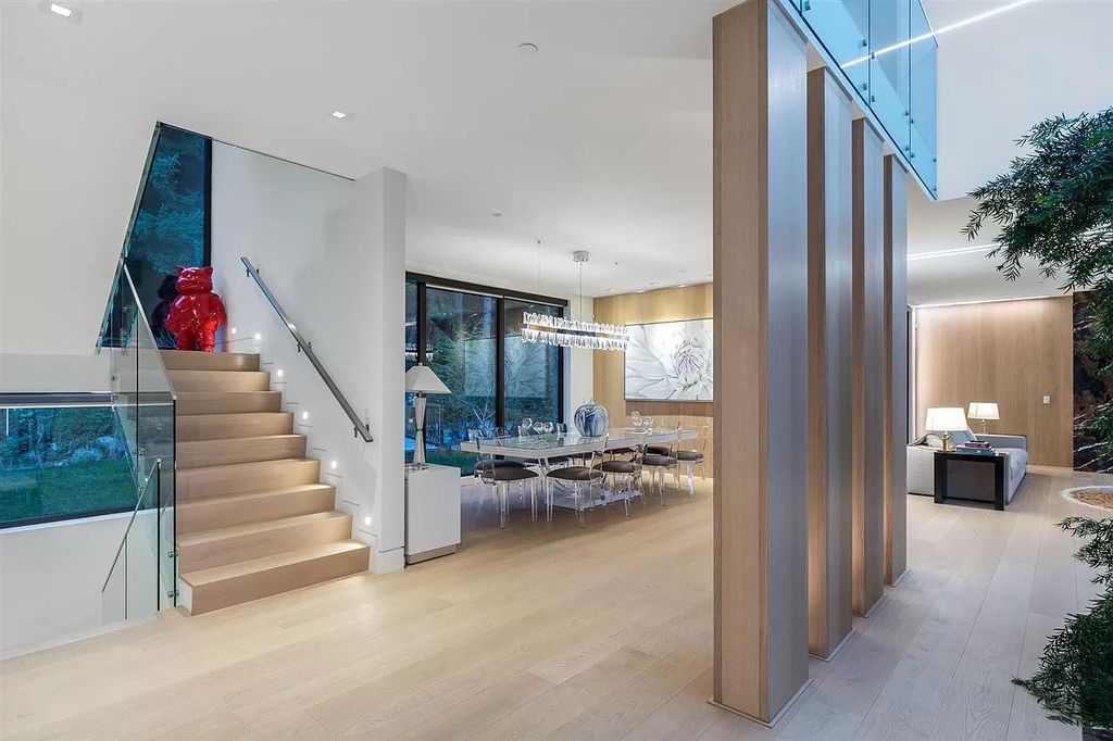 The Gorgeous House in West Vancouver is an ultra-luxurious now available for sale. This home located at 625 Saint Andrews Rd, West Vancouver, BC V7S 1V5, Canada