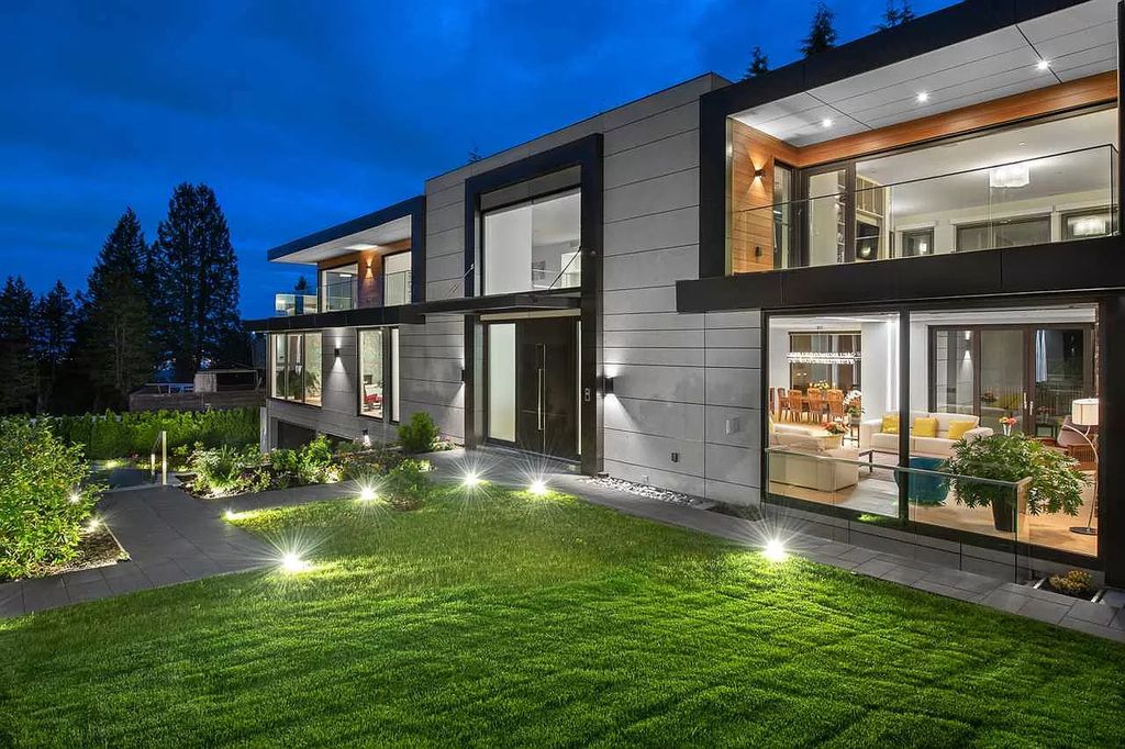 The Gorgeous House in West Vancouver is an ultra-luxurious now available for sale. This home located at 625 Saint Andrews Rd, West Vancouver, BC V7S 1V5, Canada
