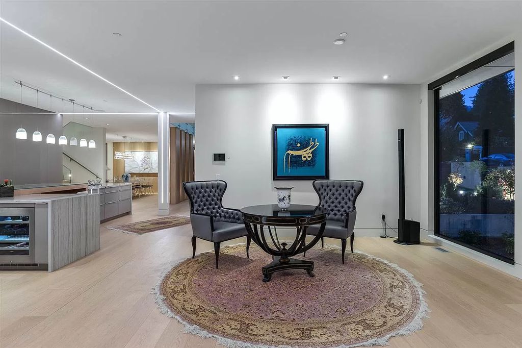 The Gorgeous House in West Vancouver is an ultra-luxurious now available for sale. This home located at 625 Saint Andrews Rd, West Vancouver, BC V7S 1V5, Canada