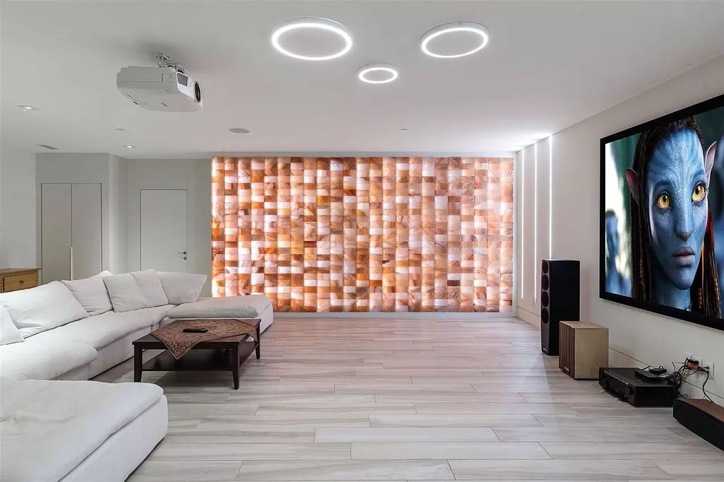 The Gorgeous House in West Vancouver is an ultra-luxurious now available for sale. This home located at 625 Saint Andrews Rd, West Vancouver, BC V7S 1V5, Canada