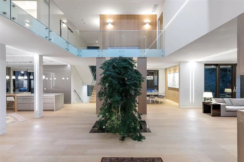 The Gorgeous House in West Vancouver is an ultra-luxurious now available for sale. This home located at 625 Saint Andrews Rd, West Vancouver, BC V7S 1V5, Canada