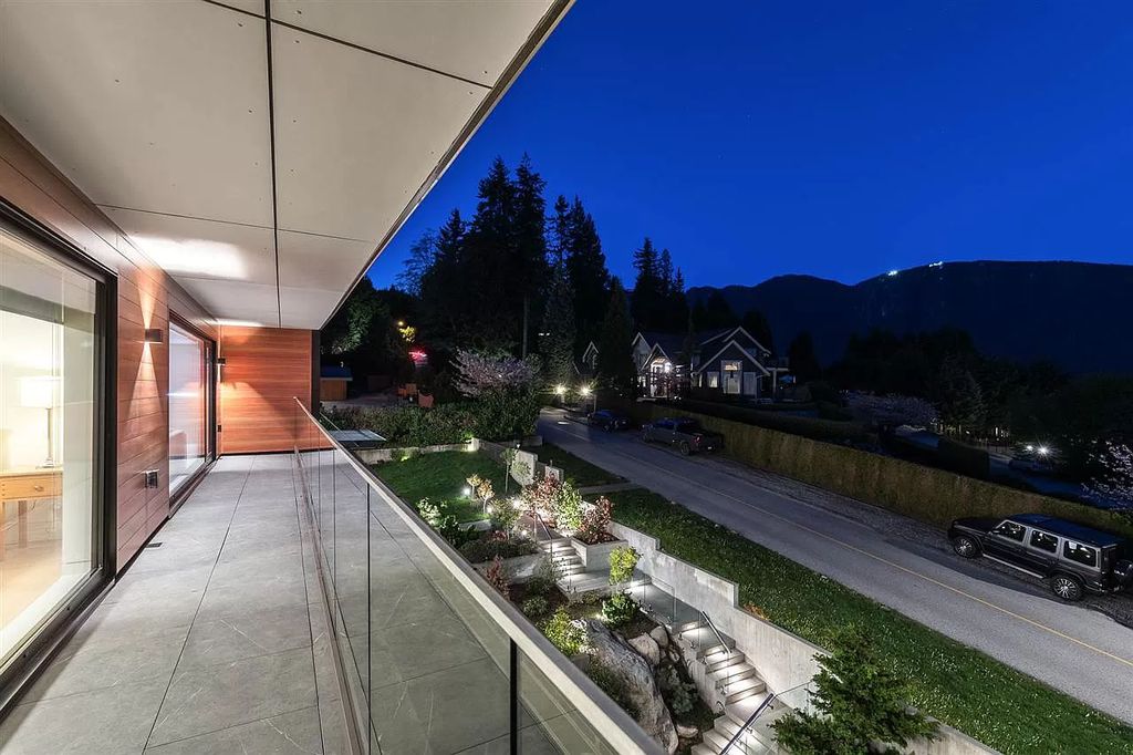 The Gorgeous House in West Vancouver is an ultra-luxurious now available for sale. This home located at 625 Saint Andrews Rd, West Vancouver, BC V7S 1V5, Canada