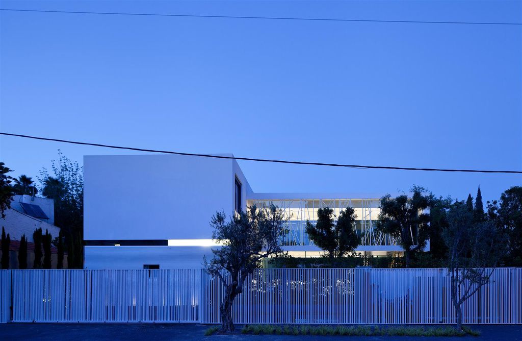 House of Parties Combines Family Life with Entertaining by Pitsou Kedem 15