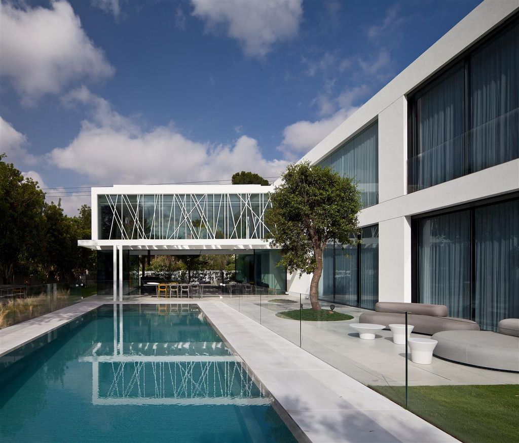 House of Parties Combines Family Life with Entertaining by Pitsou Kedem 5