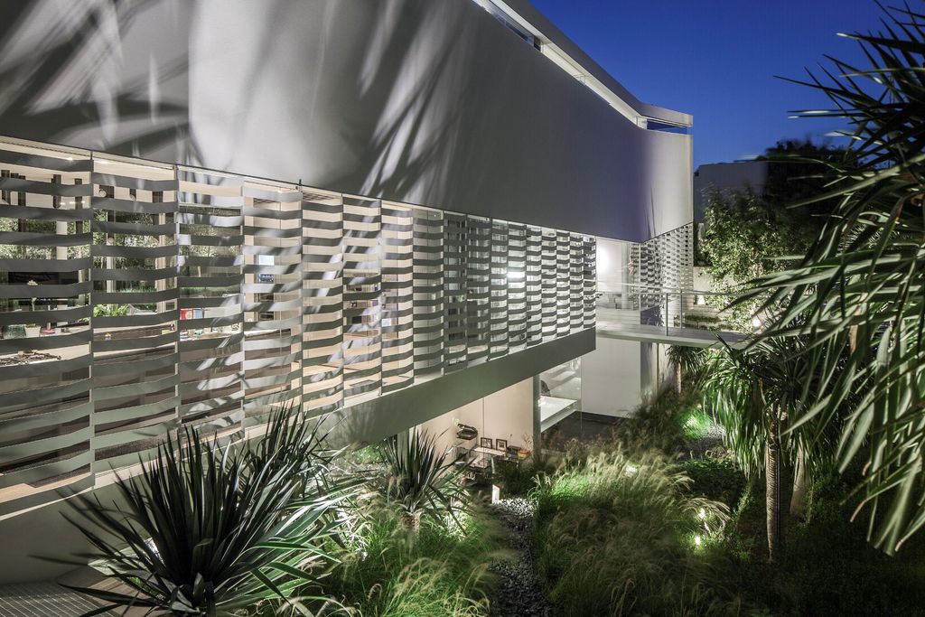 J House with Raised roof Latticed walls Bridge entrance by Pitsou Kedem 1