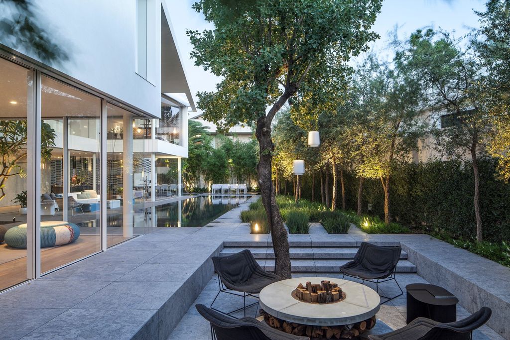 J House with Raised roof Latticed walls Bridge entrance by Pitsou Kedem 20