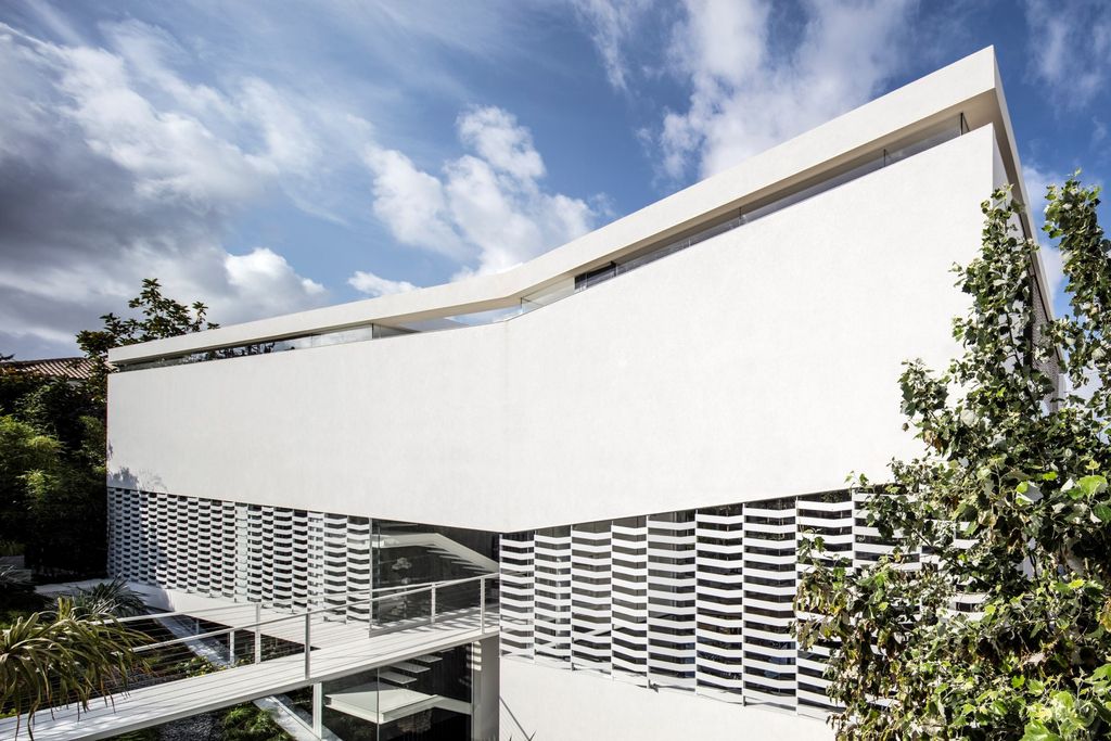 J House with Raised roof Latticed walls Bridge entrance by Pitsou Kedem 3