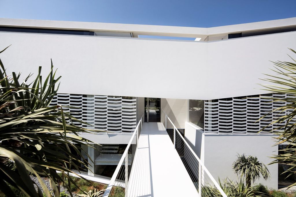 J House with Raised roof Latticed walls Bridge entrance by Pitsou Kedem 5