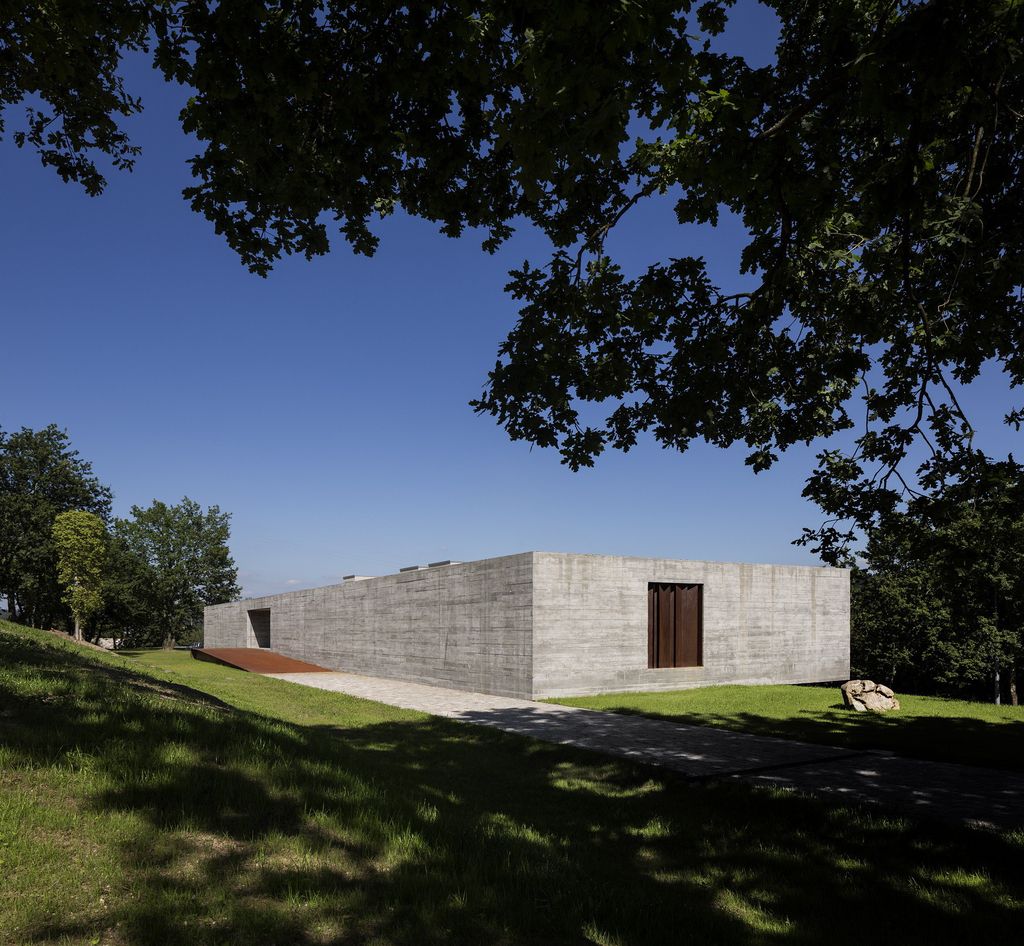 Long textured Sambade House in Portugal Countryside by Spaceworkers 10