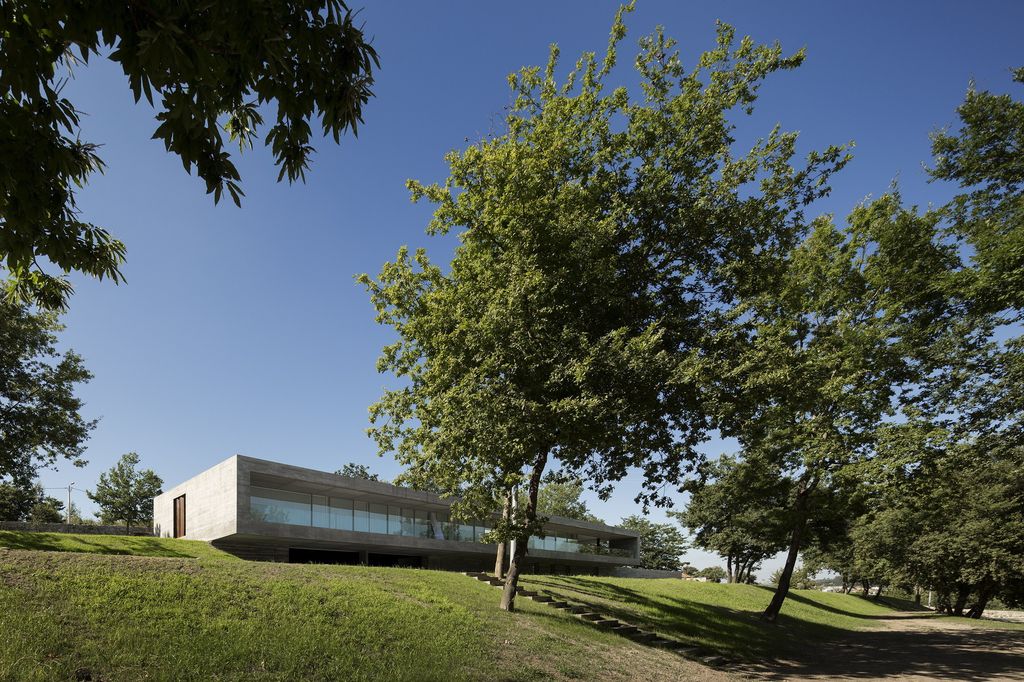Long textured Sambade House in Portugal Countryside by Spaceworkers 11