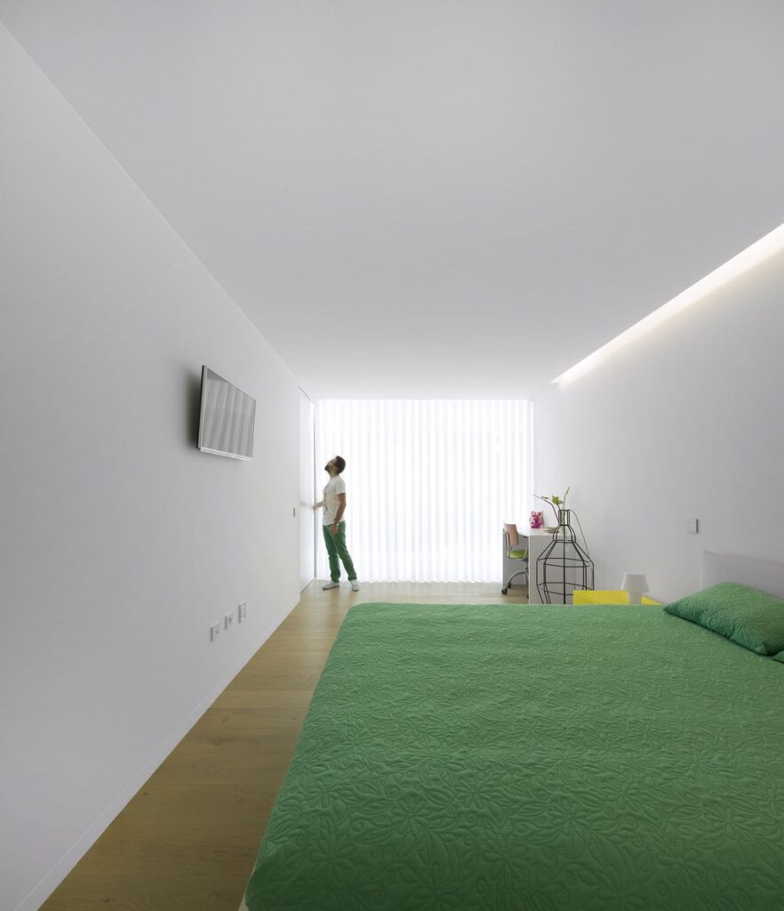 Long textured Sambade House in Portugal Countryside by Spaceworkers 15