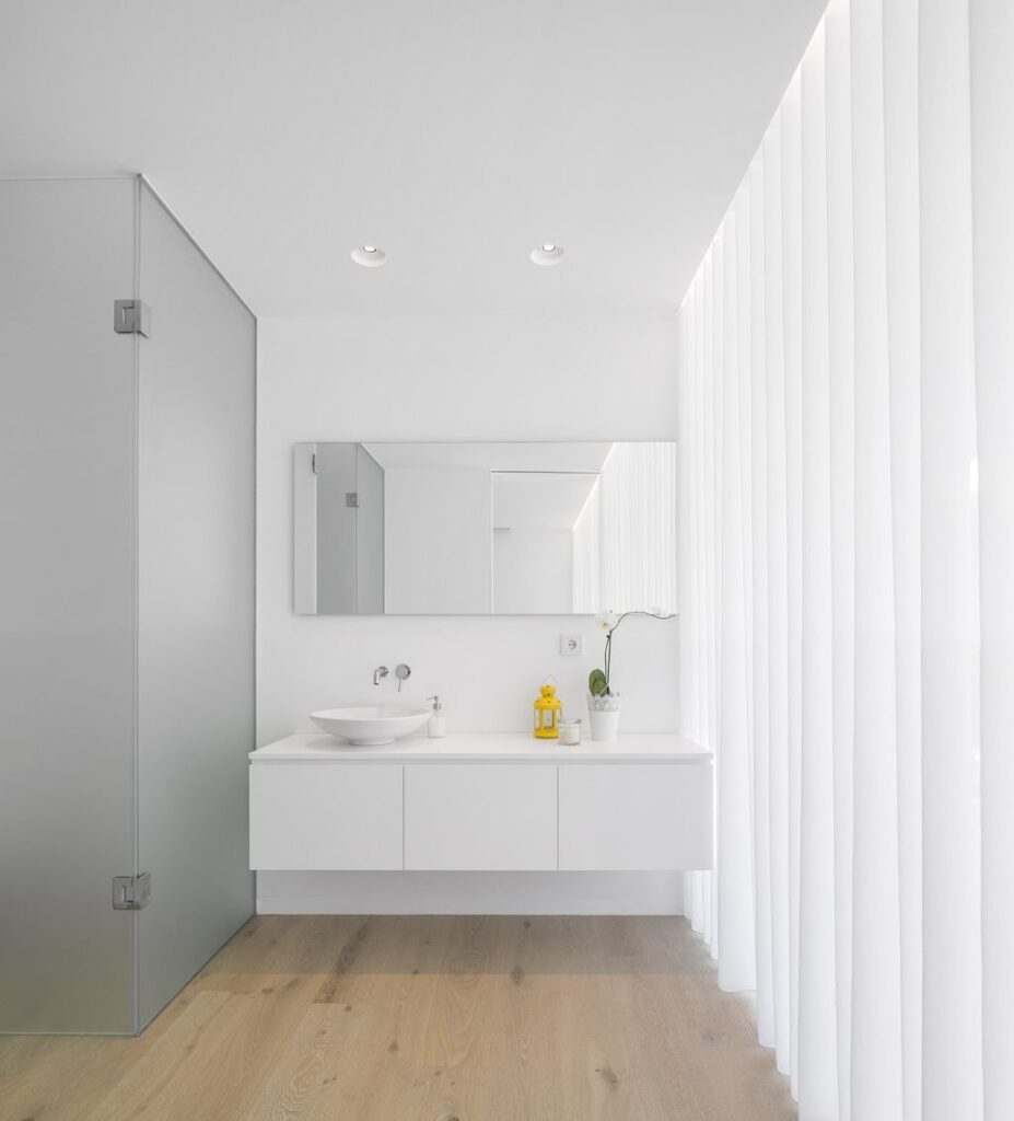 Long textured Sambade House in Portugal Countryside by Spaceworkers 17
