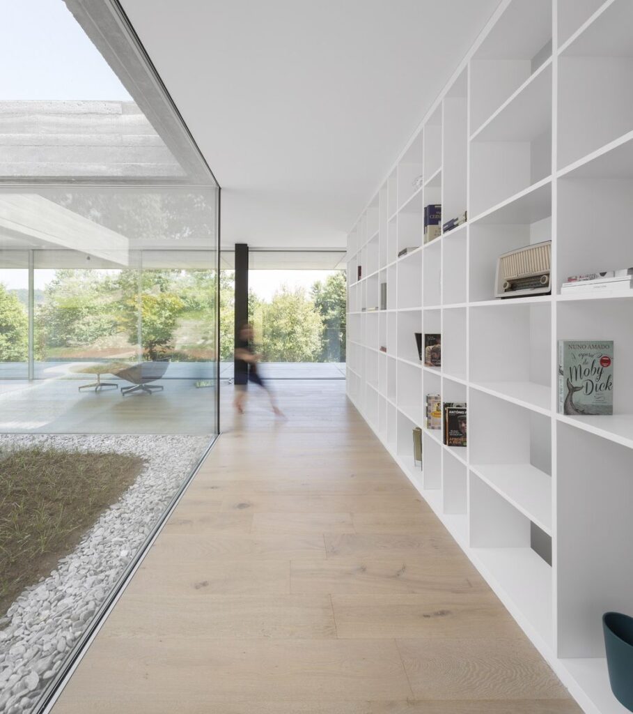 Long textured Sambade House in Portugal Countryside by Spaceworkers 19