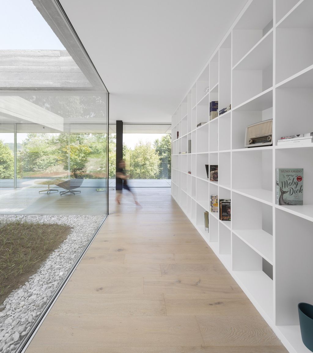 Long textured Sambade House in Portugal Countryside by Spaceworkers 19