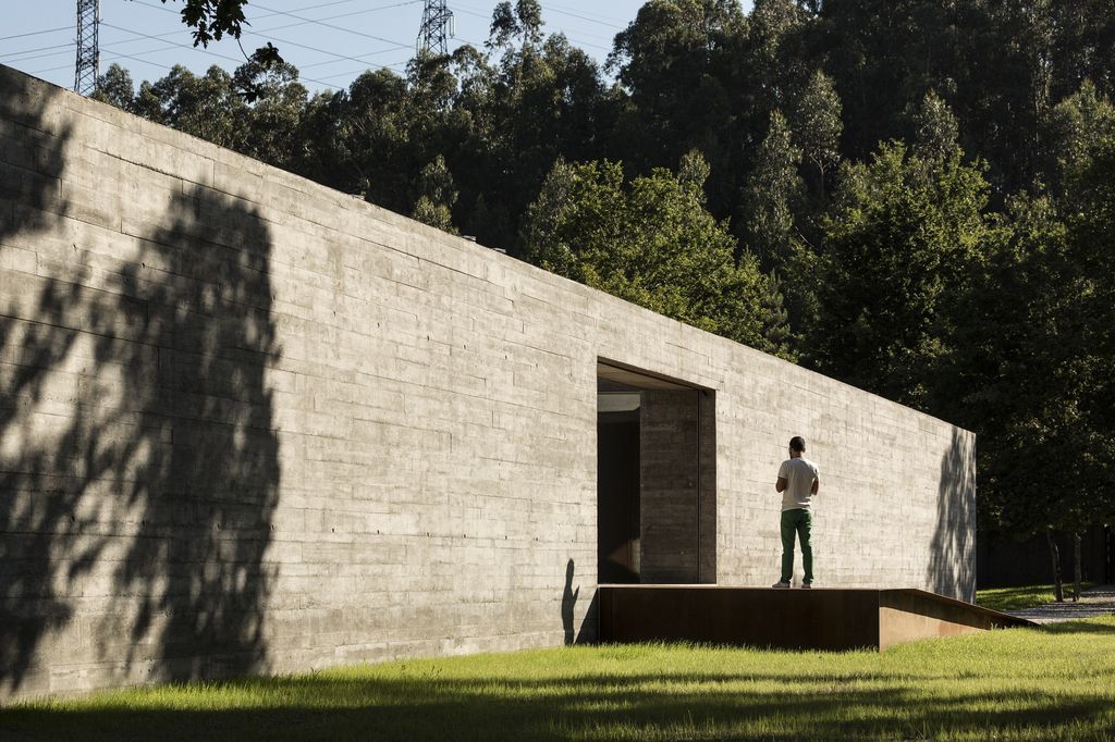 Long textured Sambade House in Portugal Countryside by Spaceworkers 28