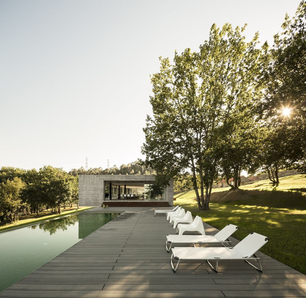Long textured Sambade House in Portugal Countryside by Spaceworkers 29