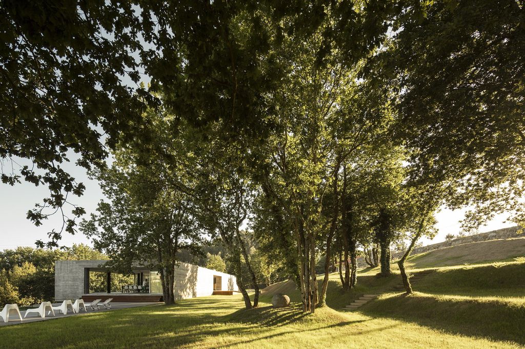 Long textured Sambade House in Portugal Countryside by Spaceworkers 30