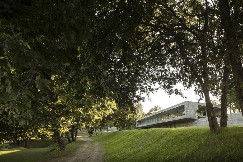 Long textured Sambade House in Portugal Countryside by Spaceworkers 32