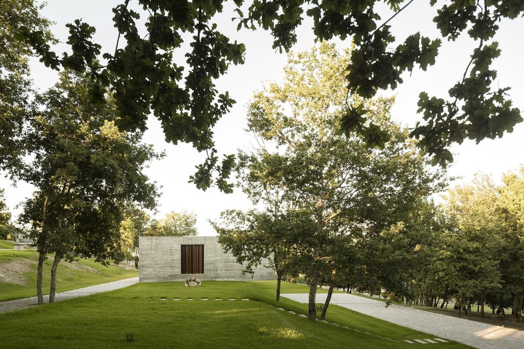Long textured Sambade House in Portugal Countryside by Spaceworkers 34
