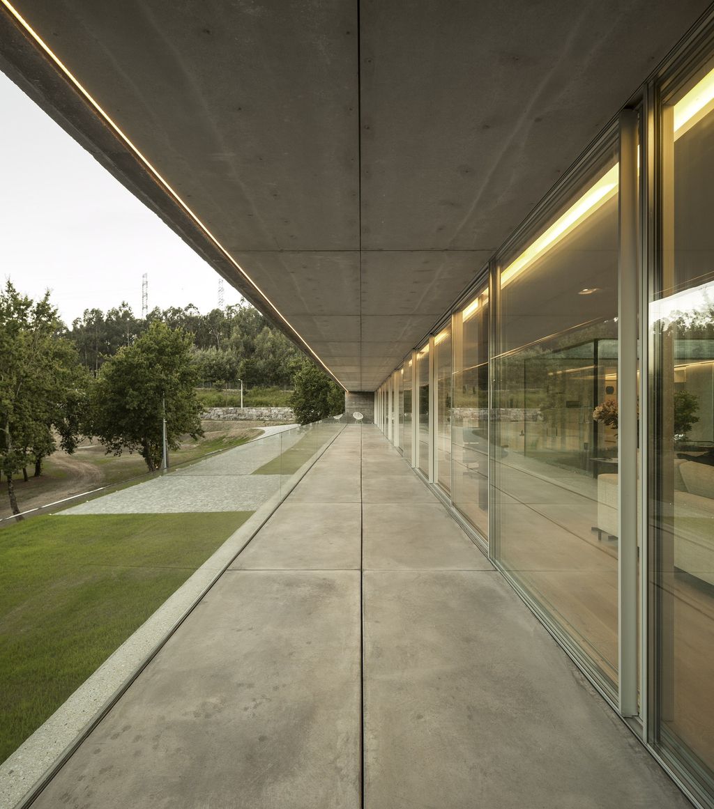 Long textured Sambade House in Portugal Countryside by Spaceworkers 37