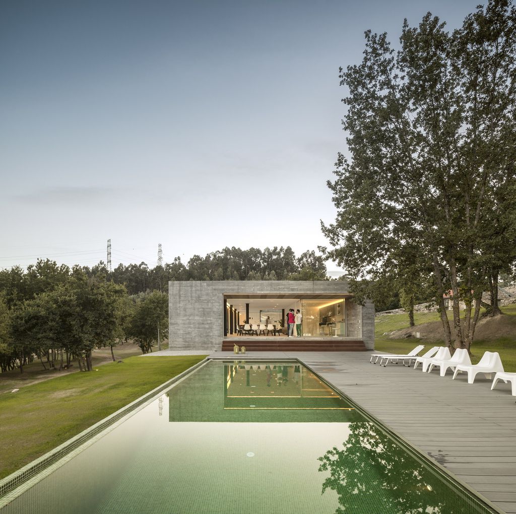 Long textured Sambade House in Portugal Countryside by Spaceworkers 38