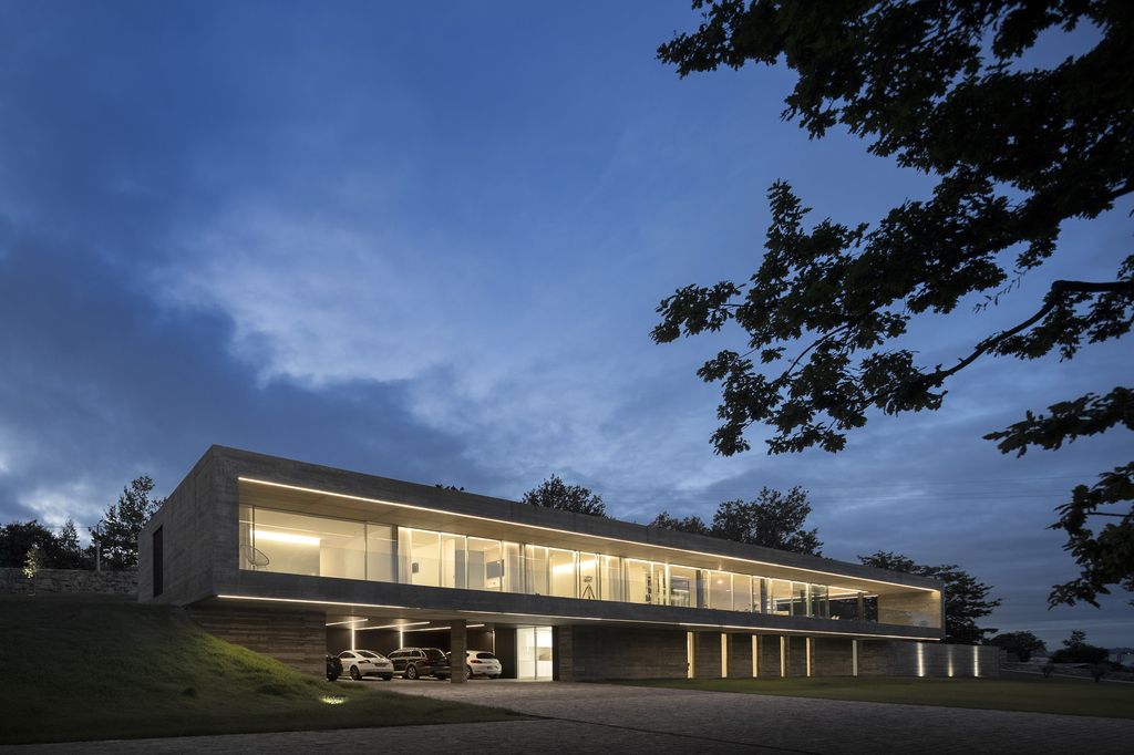 Long textured Sambade House in Portugal Countryside by Spaceworkers 45
