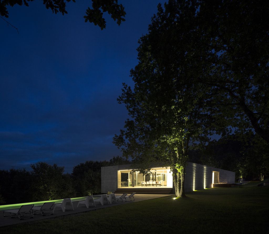 Long textured Sambade House in Portugal Countryside by Spaceworkers 49