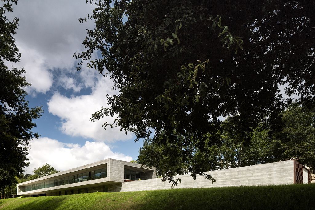 Long textured Sambade House in Portugal Countryside by Spaceworkers 5