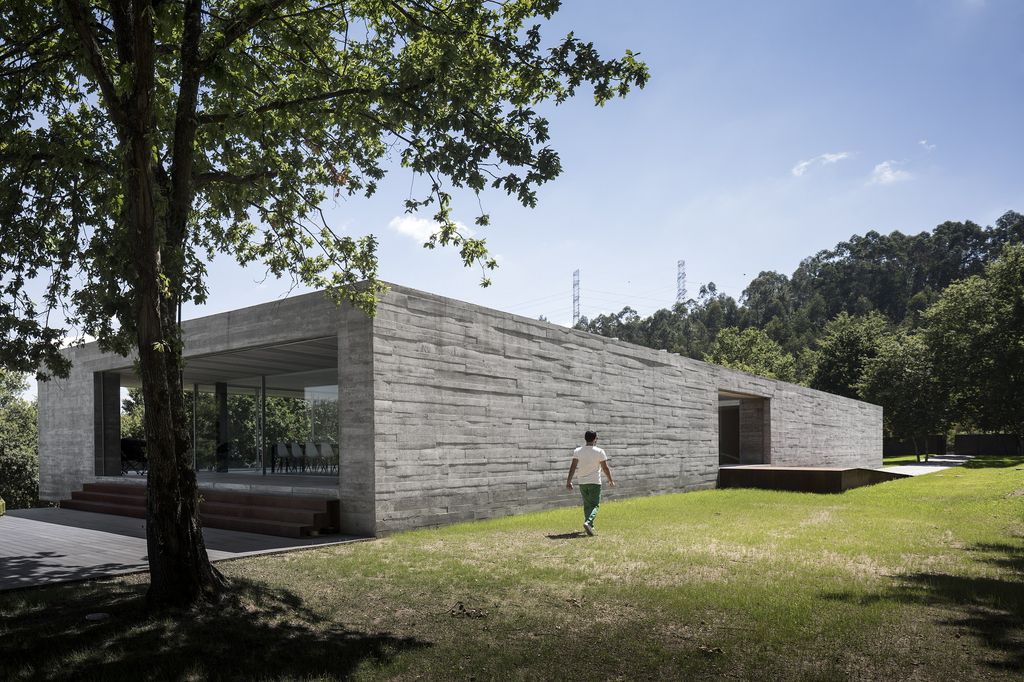 Long textured Sambade House in Portugal Countryside by Spaceworkers 8