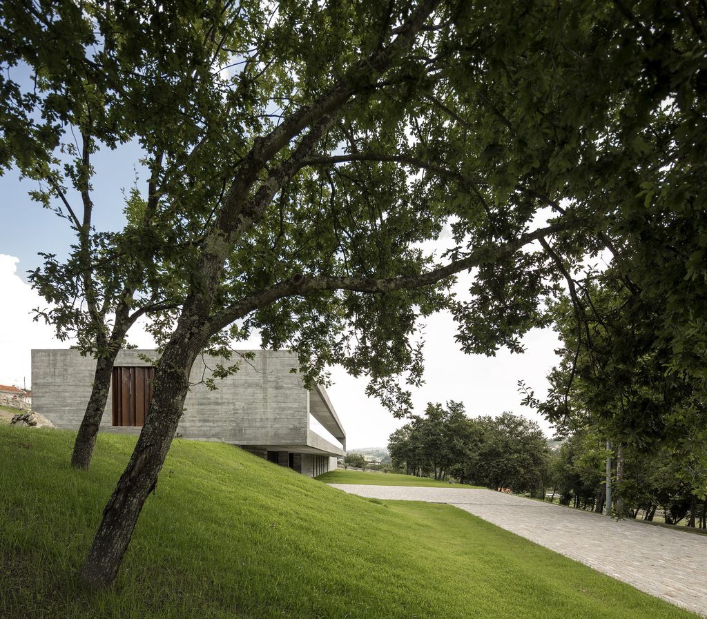 Long textured Sambade House in Portugal Countryside by Spaceworkers 9