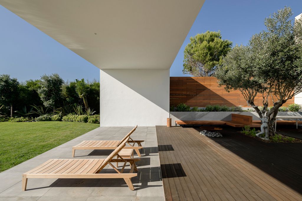 Luxury Sea Front Villa with Spectacular Sea Overlooking by ARQ TAILOR 