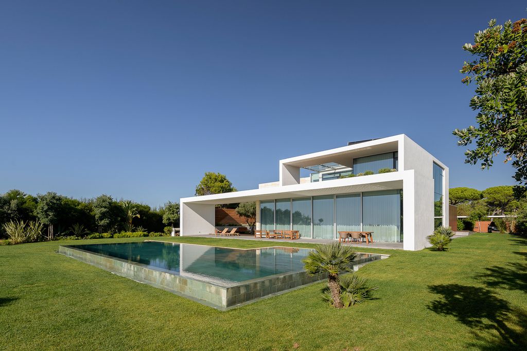Luxury Sea Front Villa with Spectacular Sea Overlooking by ARQ TAILOR 