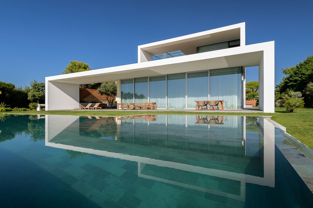 Luxury Sea Front Villa with Spectacular Sea Overlooking by ARQ TAILOR 