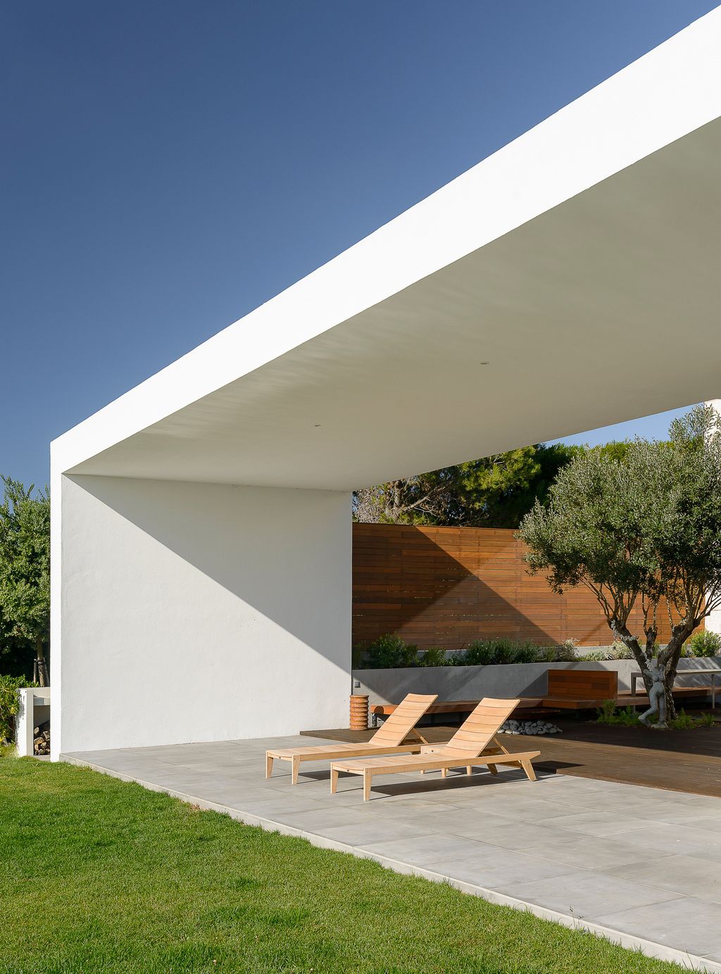 Luxury Sea Front Villa with Spectacular Sea Overlooking by ARQ TAILOR 