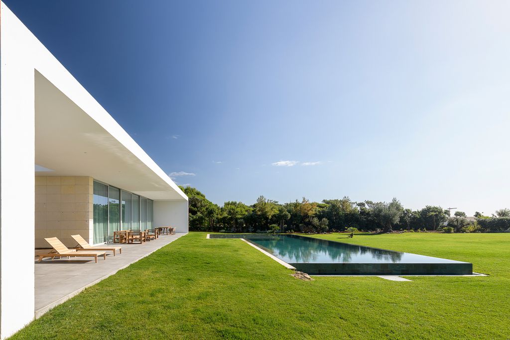 Luxury Sea Front Villa with Spectacular Sea Overlooking by ARQ TAILOR 
