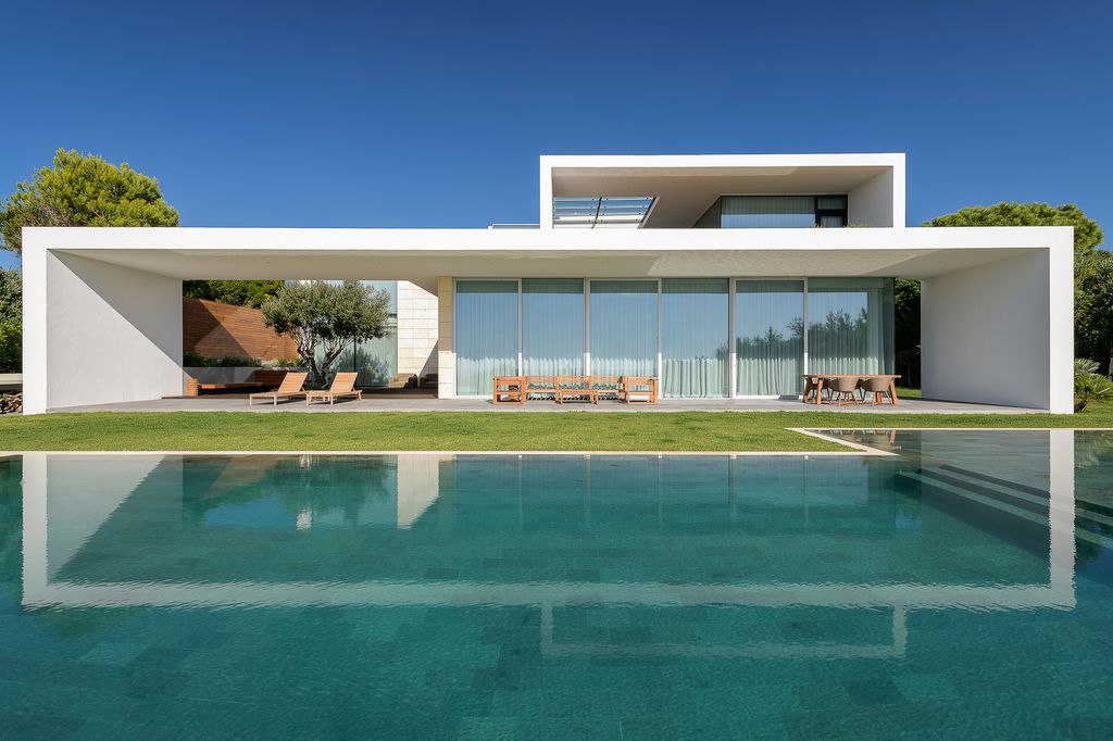 Luxury Sea Front Villa with Spectacular Sea Overlooking by ARQ TAILOR 