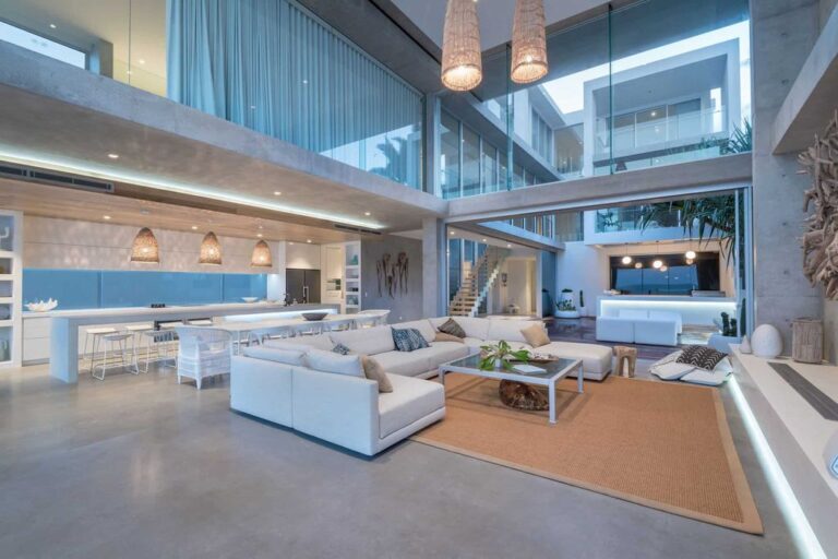 Luxury White Water House in Sunshine Beach by Chris Clout Design ...
