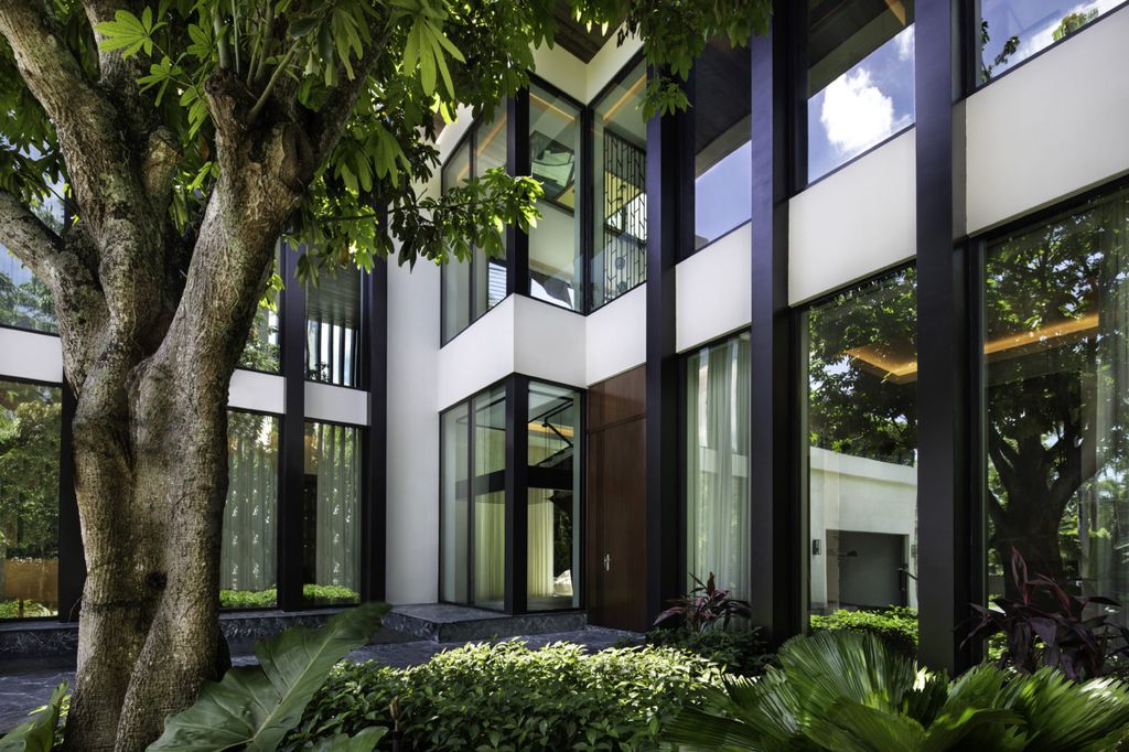 This Miami Home was executed by the prestigious Bart Reines Luxury HomeBuilder. Built to the highest standards, the villa offers a breathtaking sea view, as well as a panoramic view of Miami Downtown