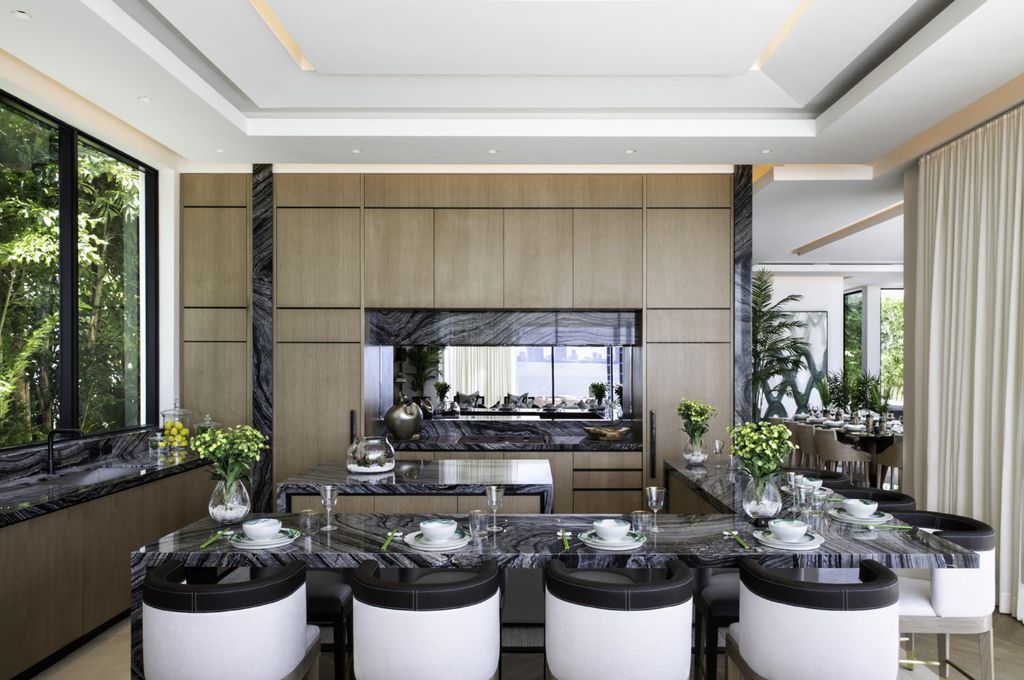 This Miami Home was executed by the prestigious Bart Reines Luxury HomeBuilder. Built to the highest standards, the villa offers a breathtaking sea view, as well as a panoramic view of Miami Downtown
