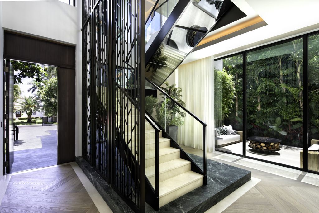 This Miami Home was executed by the prestigious Bart Reines Luxury HomeBuilder. Built to the highest standards, the villa offers a breathtaking sea view, as well as a panoramic view of Miami Downtown