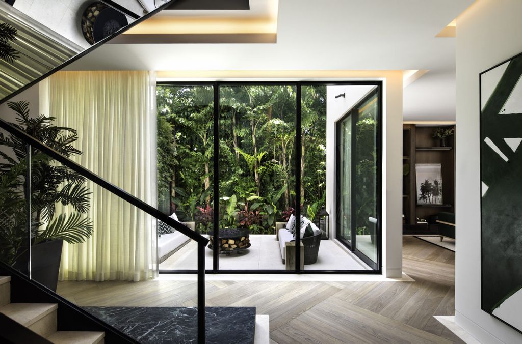 This Miami Home was executed by the prestigious Bart Reines Luxury HomeBuilder. Built to the highest standards, the villa offers a breathtaking sea view, as well as a panoramic view of Miami Downtown