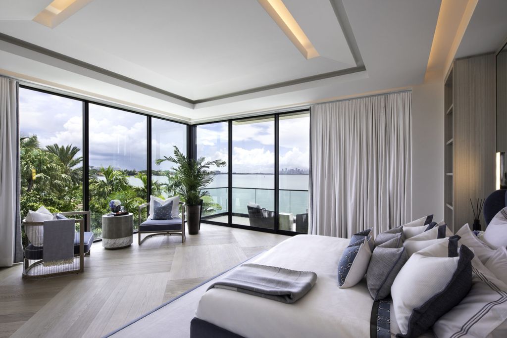 This Miami Home was executed by the prestigious Bart Reines Luxury HomeBuilder. Built to the highest standards, the villa offers a breathtaking sea view, as well as a panoramic view of Miami Downtown