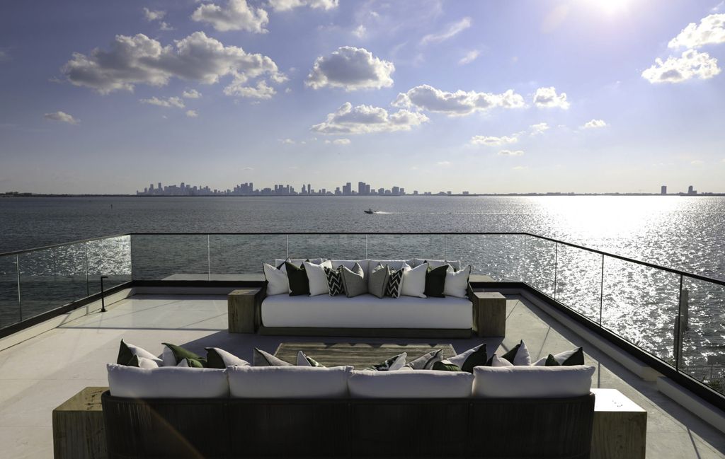 This Miami Home was executed by the prestigious Bart Reines Luxury HomeBuilder. Built to the highest standards, the villa offers a breathtaking sea view, as well as a panoramic view of Miami Downtown