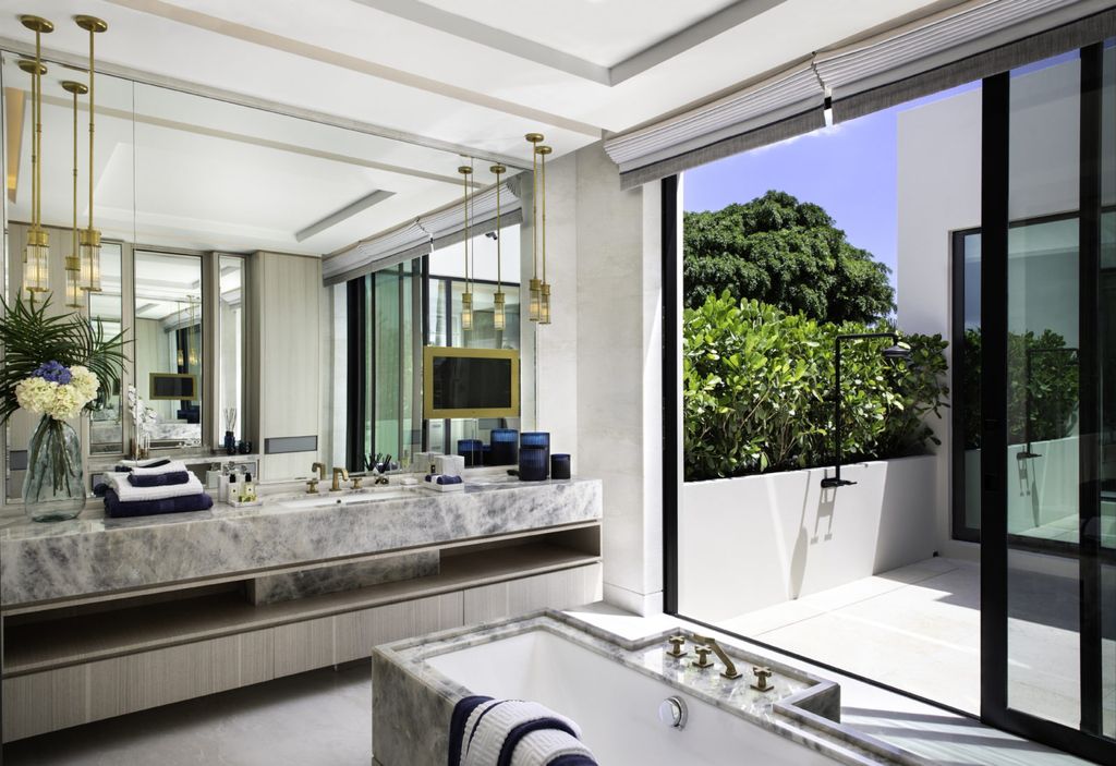This Miami Home was executed by the prestigious Bart Reines Luxury HomeBuilder. Built to the highest standards, the villa offers a breathtaking sea view, as well as a panoramic view of Miami Downtown