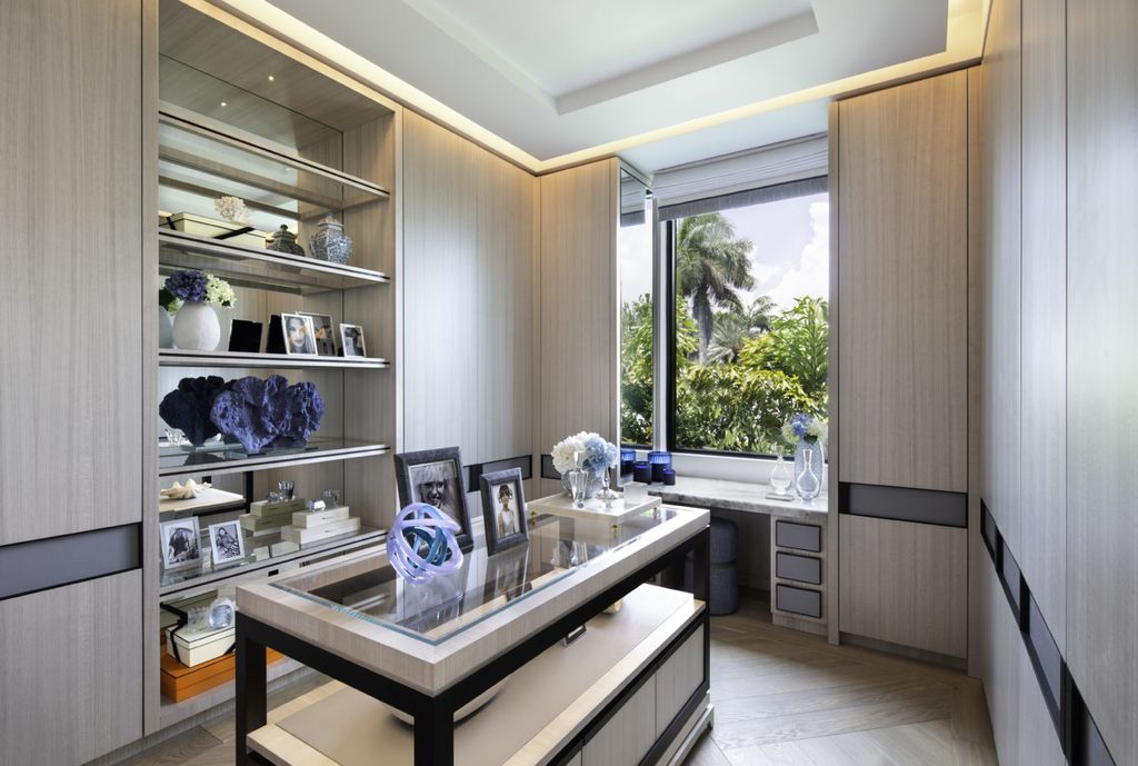 This Miami Home was executed by the prestigious Bart Reines Luxury HomeBuilder. Built to the highest standards, the villa offers a breathtaking sea view, as well as a panoramic view of Miami Downtown