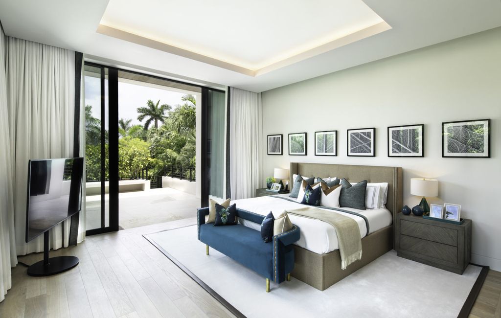This Miami Home was executed by the prestigious Bart Reines Luxury HomeBuilder. Built to the highest standards, the villa offers a breathtaking sea view, as well as a panoramic view of Miami Downtown