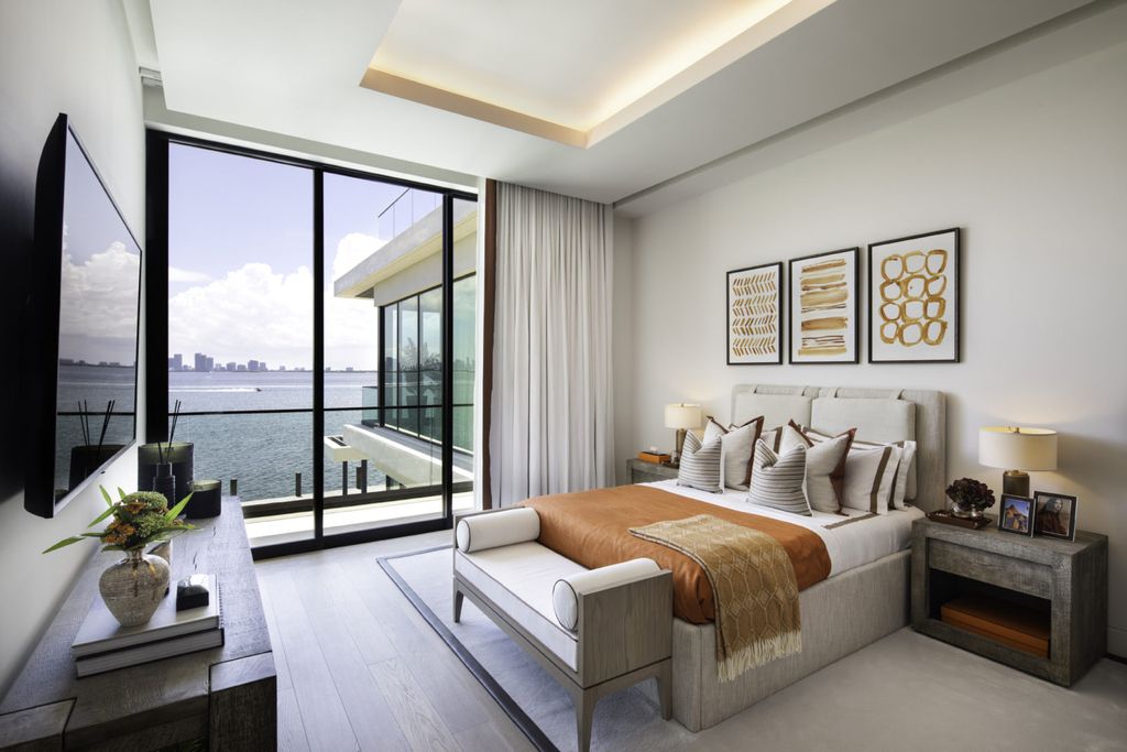 This Miami Home was executed by the prestigious Bart Reines Luxury HomeBuilder. Built to the highest standards, the villa offers a breathtaking sea view, as well as a panoramic view of Miami Downtown
