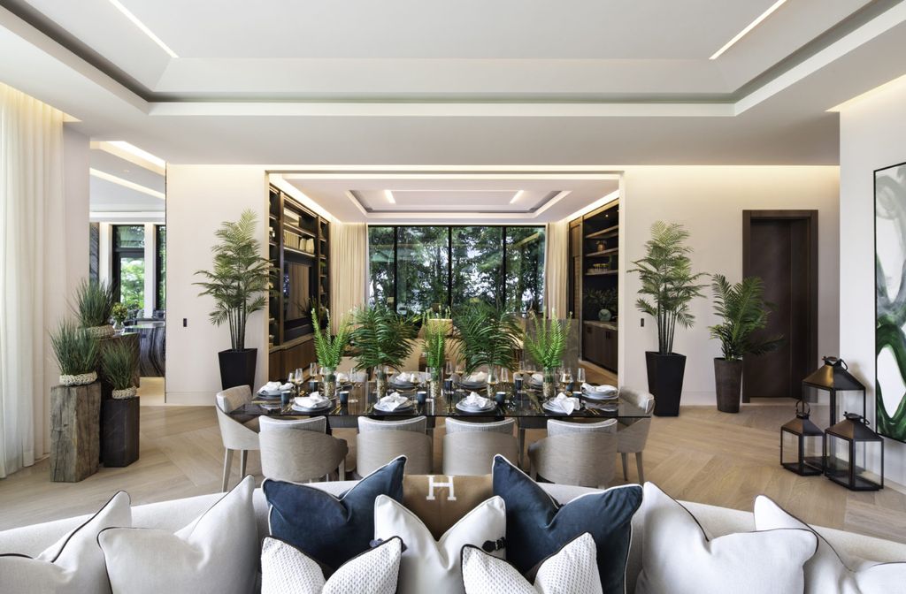 This Miami Home was executed by the prestigious Bart Reines Luxury HomeBuilder. Built to the highest standards, the villa offers a breathtaking sea view, as well as a panoramic view of Miami Downtown
